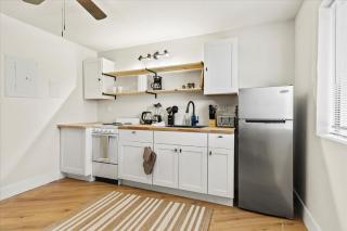 King Bed Modern Studio Apartment - 7