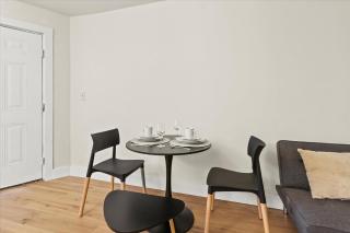 King Bed Modern Studio Apartment - 4