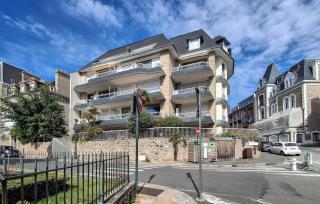 Gorgeous Apartment In Dinard With House Sea View - 0