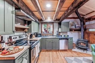 Dog Friendly, Year Round, Creekside Cabin, Hot Tub, 6 Acres - 1