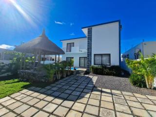 Spacious Villa with Private Pool & Garden - Ideal for Holidays & Longer Stays - 0