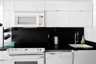 Upscale 1 Bed & Den Downtown Toronto - 1