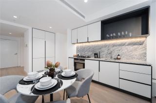 Family Friendly CBD Apartment next to Skybus with Pool Sauna Gym - 9
