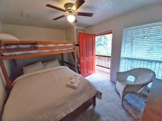 Valley Condo 101 Creekside - End Unit - Wi-Fi - Hot Tub - Fireplace - Washer - Dryer - Playground - 8
