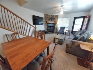 Valley Condo 101 Creekside - End Unit - Wi-Fi - Hot Tub - Fireplace - Washer - Dryer - Playground - 3