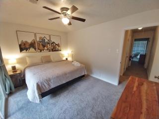 Valley Condo 101 Creekside - End Unit - Wi-Fi - Hot Tub - Fireplace - Washer - Dryer - Playground - 2