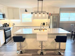 Spacious 4BR by Airport & Shops! - 7