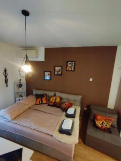 Studio - Bee Happy - 1