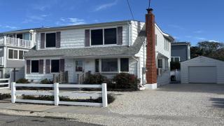Nicely Updated Single Family Home In North Beach Haven That Accepts Pets! Close To The Beach And All Beach Haven Attractions - 0