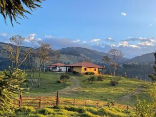Casa poesia vista maravilhosa em Gonçalves-MG - 0