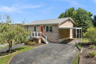 Steps from Boone Lake! 3BR home with hot tub - 9