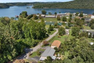Steps from Boone Lake! 3BR home with hot tub - 3