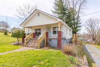 Remodeled 1920s Charmer Near ETSU, JCMC & Downtown - 6