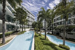 Spacious 2BR Apt Pools Beach Shuttle S6409 - 0