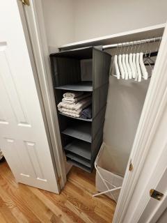 Semi-Private Townhouse - 3 Bedrooms - 4 beds - Free Parking, Wifi, Netflix - 5