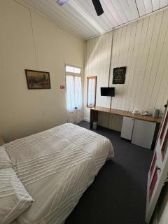 The Hideaway Hotel - 4