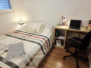 Semi-Private Townhouse - 3 Bedrooms - 4 beds - Free Parking, Wifi, Netflix - 4