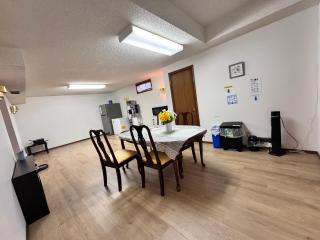 Only 7 km from YYC Sandstone Homestay - 5