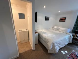 Cosy queen room with ensuite toilet and private bathroom, shared spa pool - 5