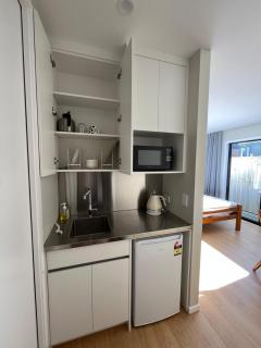 Ensuite Free parking Laundry Kitchenette No hob - 8