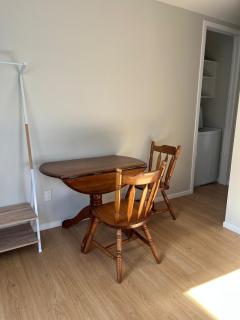 Ensuite Free parking Laundry Kitchenette No hob - 5