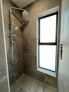 Ensuite Free parking Laundry Kitchenette No hob - 4