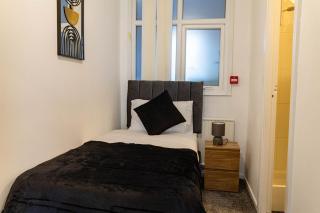 Blackpool 1-Bedroom Flat by Brookland Stays Serviced Accommodation with WiFi - 6