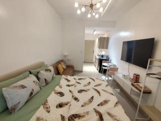 Cozy Stay in Quezon City Near, Bars, Cafe, Restaurants - 1
