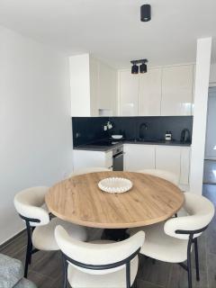 Modern 3 Bedroom Apartment with Seaview, 150m from the beach & free parking spot - 4