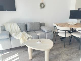 Modern 3 Bedroom Apartment with Seaview, 150m from the beach & free parking spot - 9