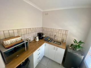 Garden flat Durbanville - with Office, WiFi and secure gated parking - 9