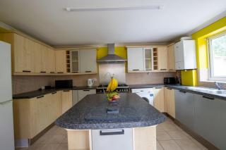 40 Percent Off Monthly, Large House, Free Parking - 1