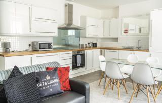 Airy 2BDR Penthouse with Rooftop Balcony Brighton - 0