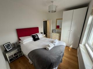 Airy 2BDR Penthouse with Rooftop Balcony Brighton - 2