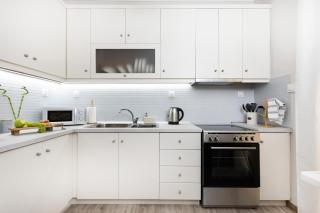 Stylish Renovated 2BR Near Metro & Sea - 4