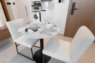 StayShort - JVC 1 bed Sleeps 4 with Private Balcony - 4