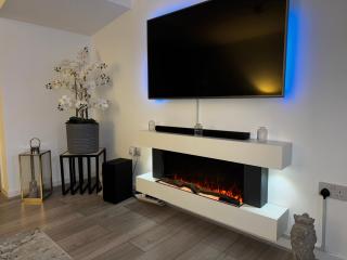 Modern 2-Bed House with Parking Near City & UHW Hosp - 7