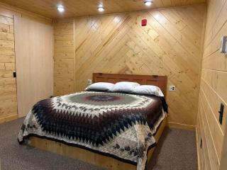 Pine Cone Lodge - 3