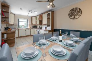 Hot Tub Hideaway Luxury Getaway, sleeps 6 - 7