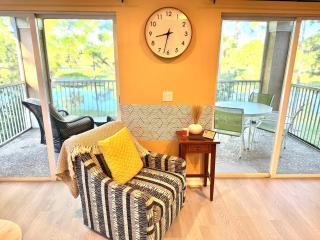 Serene Stay, Lake & Golf Views in Trees - 3