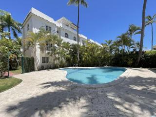 Stylish Apartment with Pool, Steps from the Beach - 9