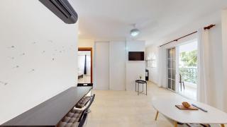 Stylish Apartment with Pool, Steps from the Beach - 3