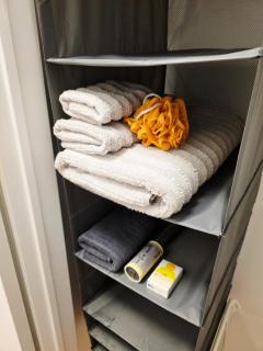 Semi-Private Townhouse - 3 Bedrooms - 4 beds - Free Parking, Wifi, Netflix - 1