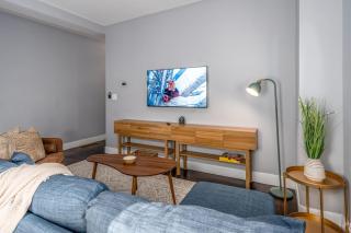 Prime Walnut Hills, 5min to UC, Lux King Beds, Sleep 6ppl, Smart TVs - 3