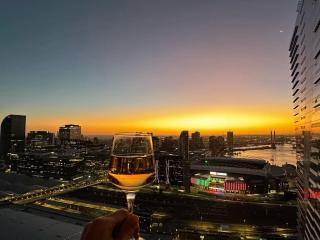 CBD 2B2B Apt w Parking w Harbor View w Pool - 4