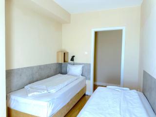 Prime Stay - Modern 2 Bedroom Family Apartment with Balcony - 7