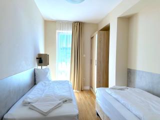 Prime Stay - Modern 2 Bedroom Family Apartment with Balcony - 4