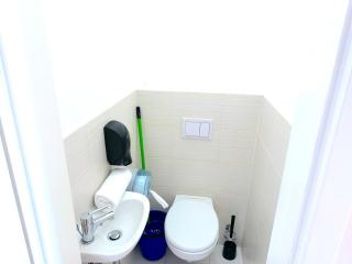 Prime Stay - Modern 2 Bedroom Family Apartment with Balcony - 3