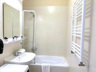 Prime Stay - Modern 2 Bedroom Family Apartment with Balcony - 2