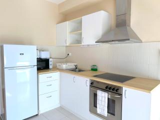Prime Stay - Modern 2 Bedroom Family Apartment with Balcony - 1